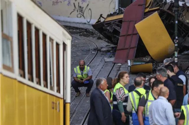 Acidente no Elevador da Glória: Investigações Prosseguem em Lisboa Após Descarrilamento Fatal - Imagem do artigo original