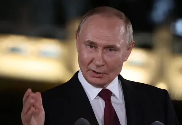 Putin Relaciona Tarifas de Trump ao Brasil com Questões Internas e Julgamento de Bolsonaro - Imagem do artigo original