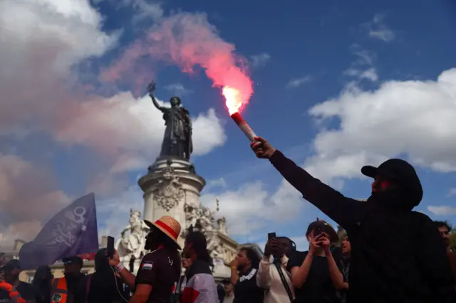 França: Protestos Tomam Ruas Após Posse de Novo PM - Imagem do artigo original