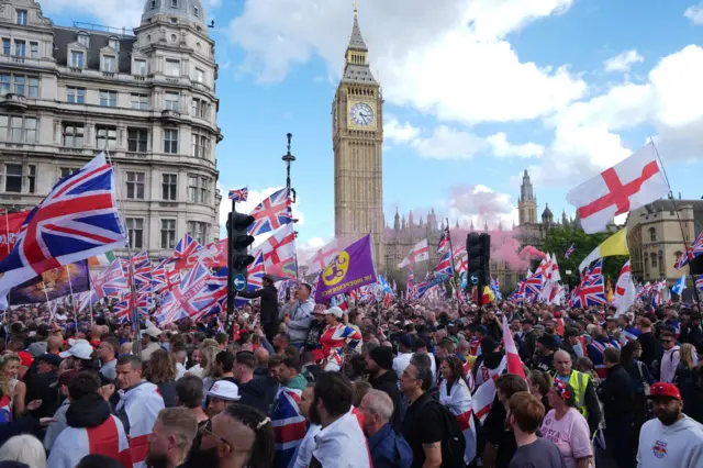 Protesto Londres: Direita Radical Mobiliza Milhares Contra Imigração - Imagem do artigo original