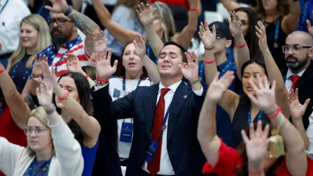 Milhares Homenageiam Ativista Conservador Charlie Kirk no Arizona - Imagem do artigo original