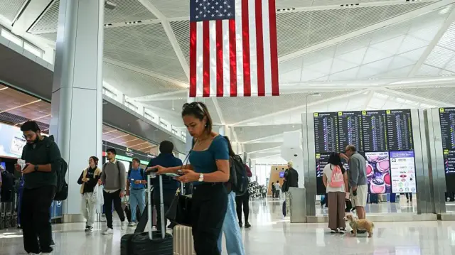 A ofensiva de Trump para reduzir imigração legal nos EUA - Imagem do artigo original