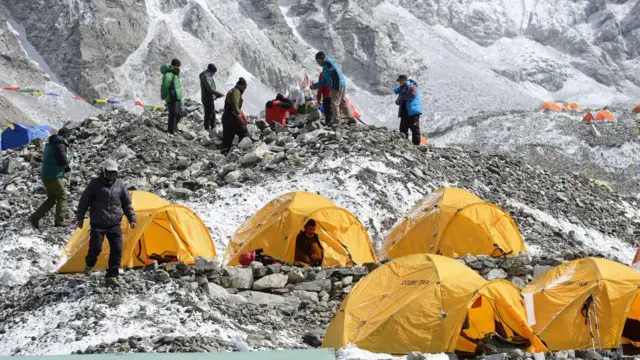Resgate no Everest: Mais de 200 Presos em Tempestade de Neve - Imagem do artigo original