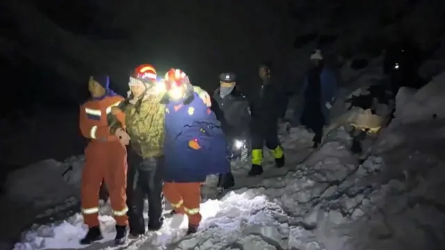 Alpinistas resgatados após tempestade de neve no Everest - Imagem do artigo original