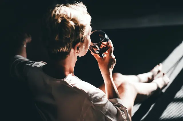 Intoxicação por metanol: por que o Brasil não tem sistema de monitoramento de bebidas alcoólicas — e qual o papel de cada orgão de fiscalização – BBC News Brasil - Imagem do artigo original