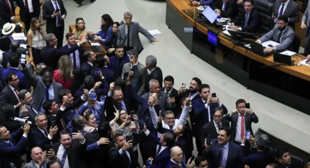 MP Aumento Impostos Derrubada na Câmara: Governo Lula Sofre Revés - Imagem do artigo original