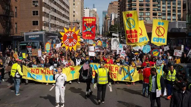 Protestos ‘No Kings’ contra Trump mobilizam EUA - Imagem do artigo original