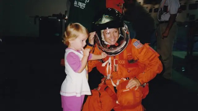 Eileen Collins: Pioneira Comandante Espacial da NASA - Imagem do artigo original
