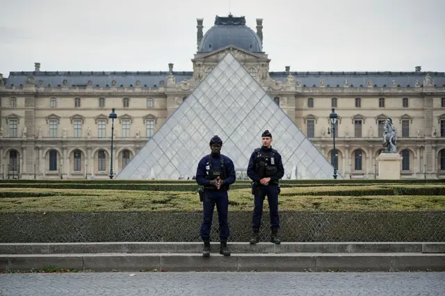 Joias Roubadas do Louvre: Valor Avaliado em R$ 550 Milhões - Imagem do artigo original